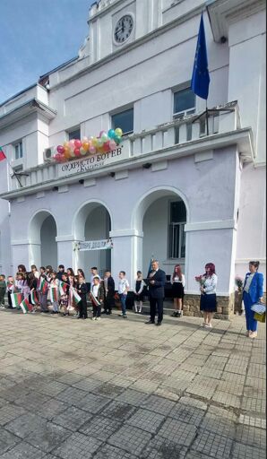 Сградата на ОУ „Христо Ботев“ – Българене, украсена с балони за откриването
